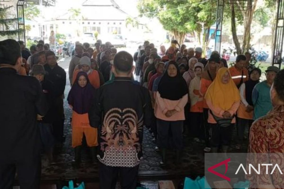 Pemkab Bangka Tengah salurkan paket Lebaran untuk 100 petugas kebersihan