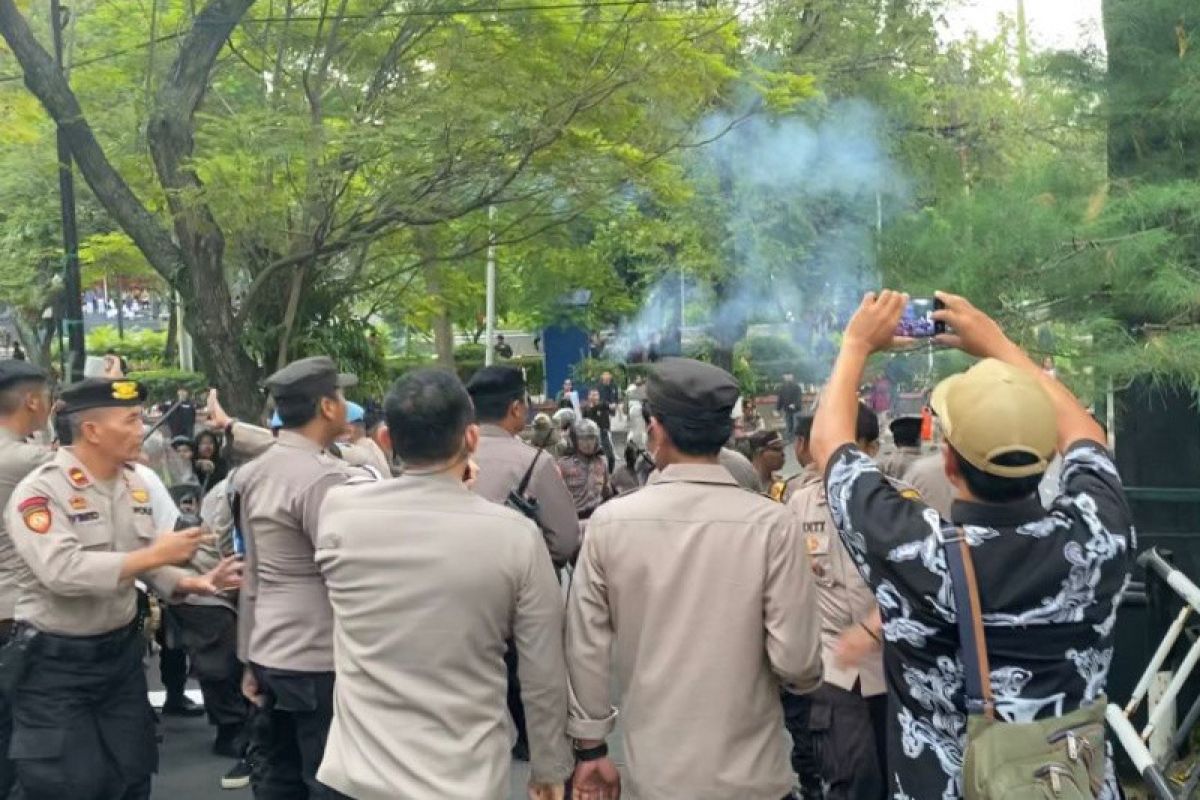 Polisi amankan lima orang saat demo ricuh depan Kantor Gubernur Jateng