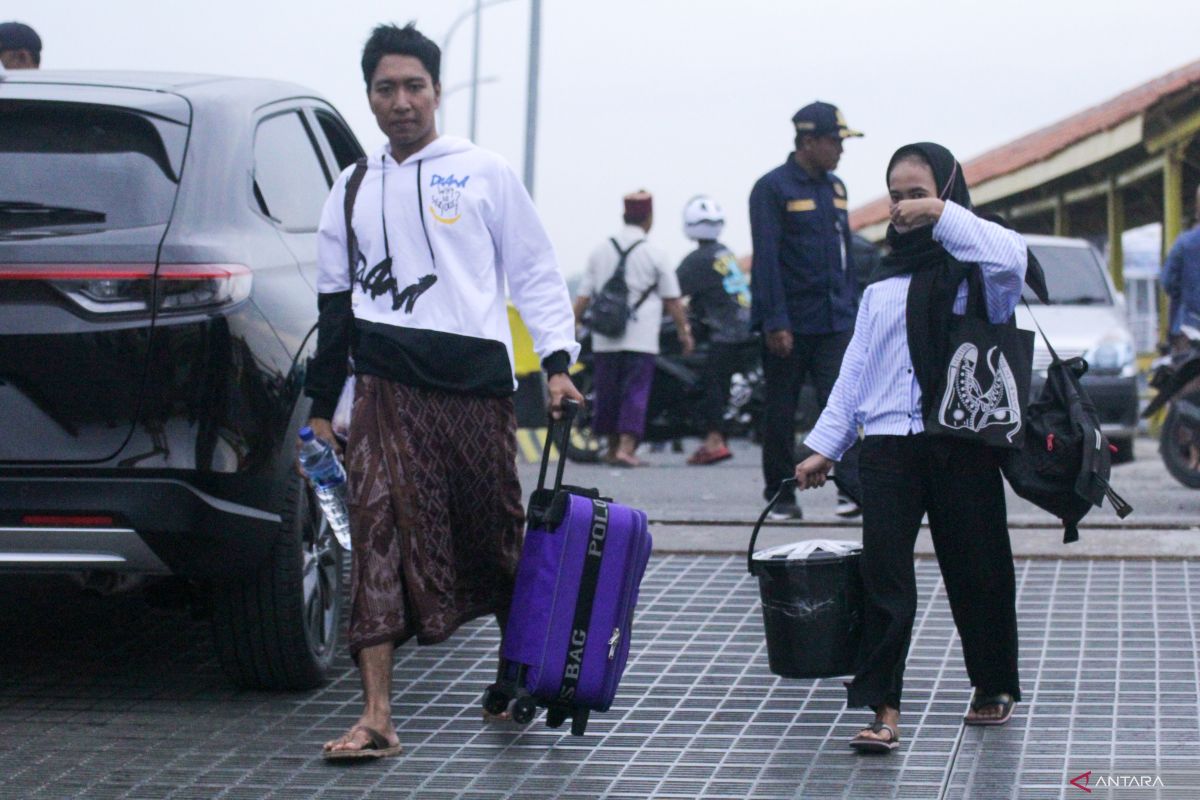 Khusus mudik, otoritas penyeberangan Situbondo-Madura izinkan kapal lebihi kapasitas