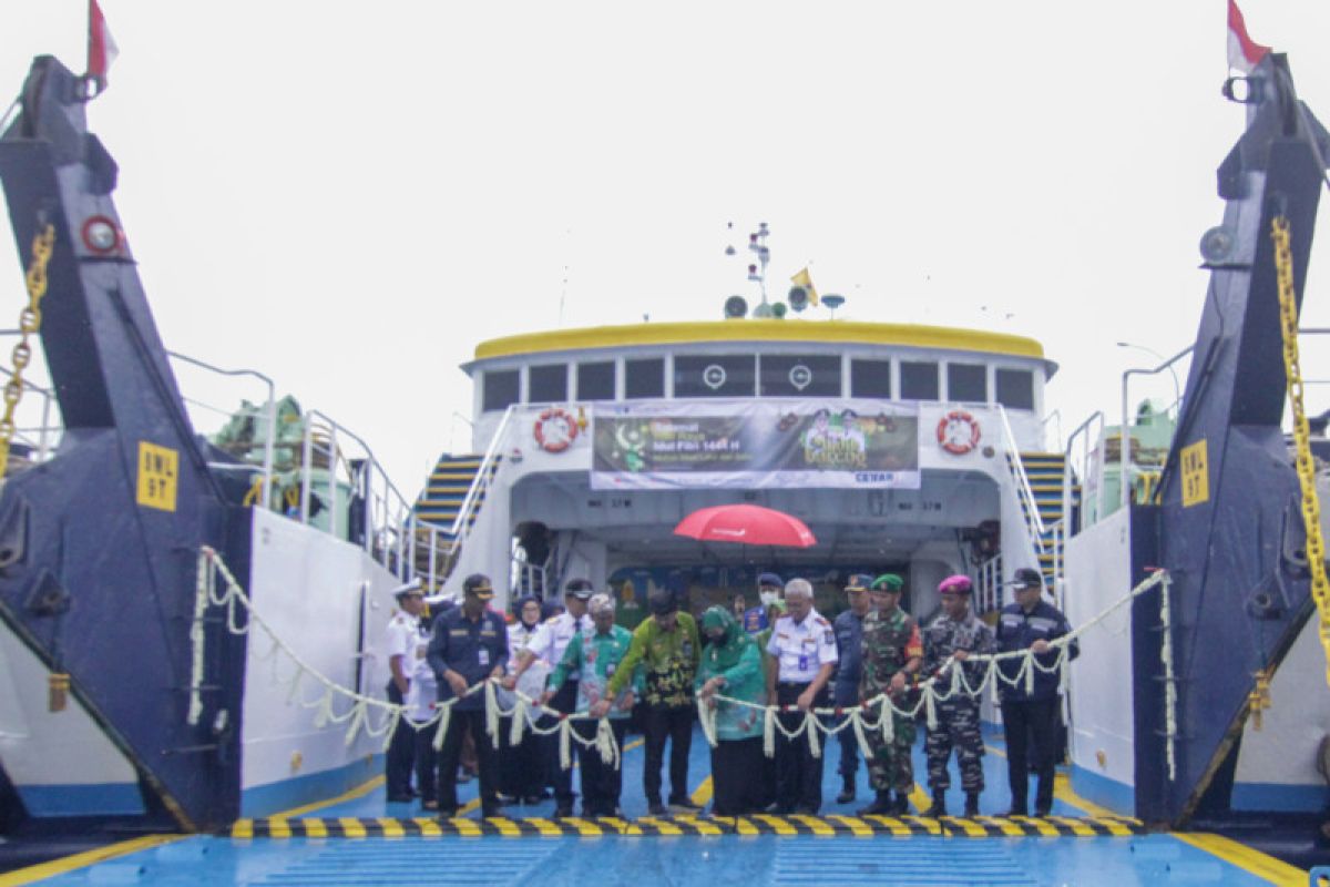 Wabup Situbondo Nyai Khoirani lepas keberangkatan perdana kapal feri mudik gratis