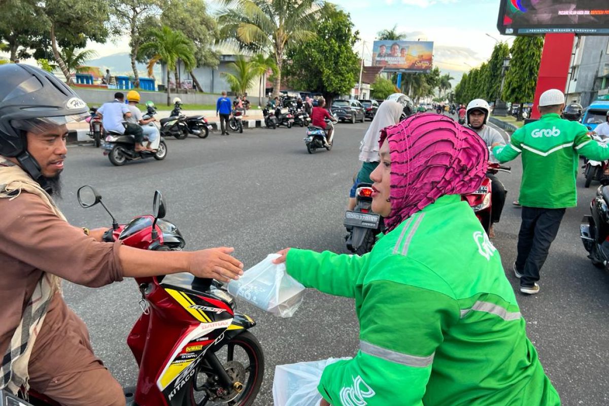 Komunitas pengemudi Grab di Maluku Utara bagi ratusan paket takjil