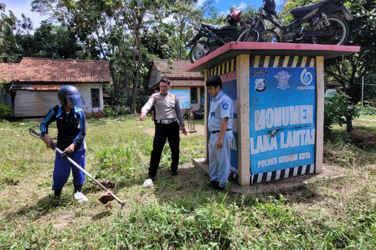 Ramai dilewati Oleh Pemudik, Polres Serang Kota Bersama Jasa Raharja Bersih -- bersih Jalan