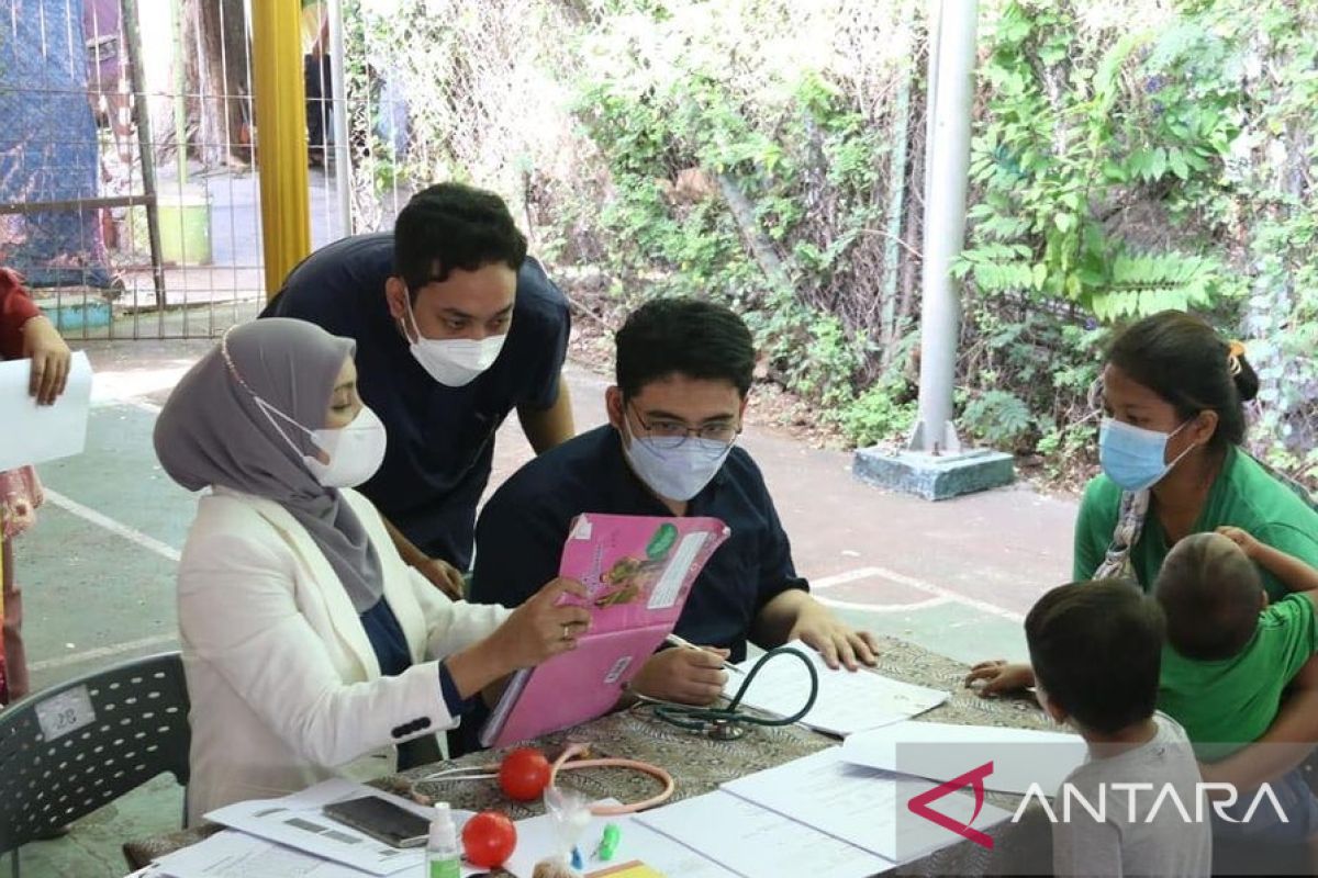 Pemkot Jakbar gandeng FK Trisakti periksa puluhan balita di Jatipulo