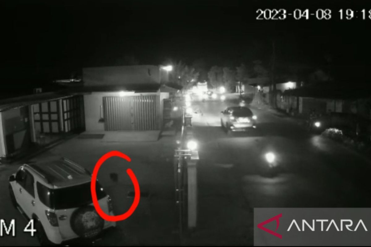 Terekam CCTV, pencuri gasak Rp114 juta dari dalam mobil