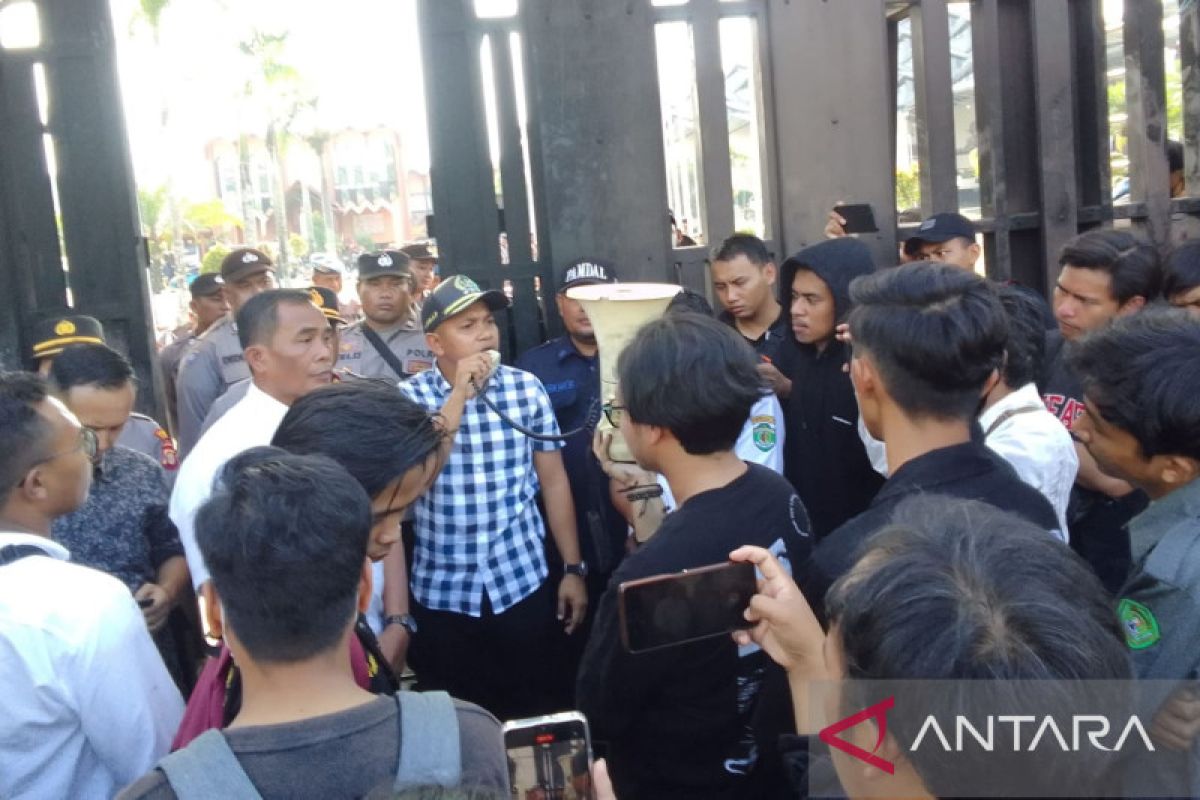 Kaltim kemarin, aksi demo di DPRD Kaltim hingga 17 ribu penumpang pesawat