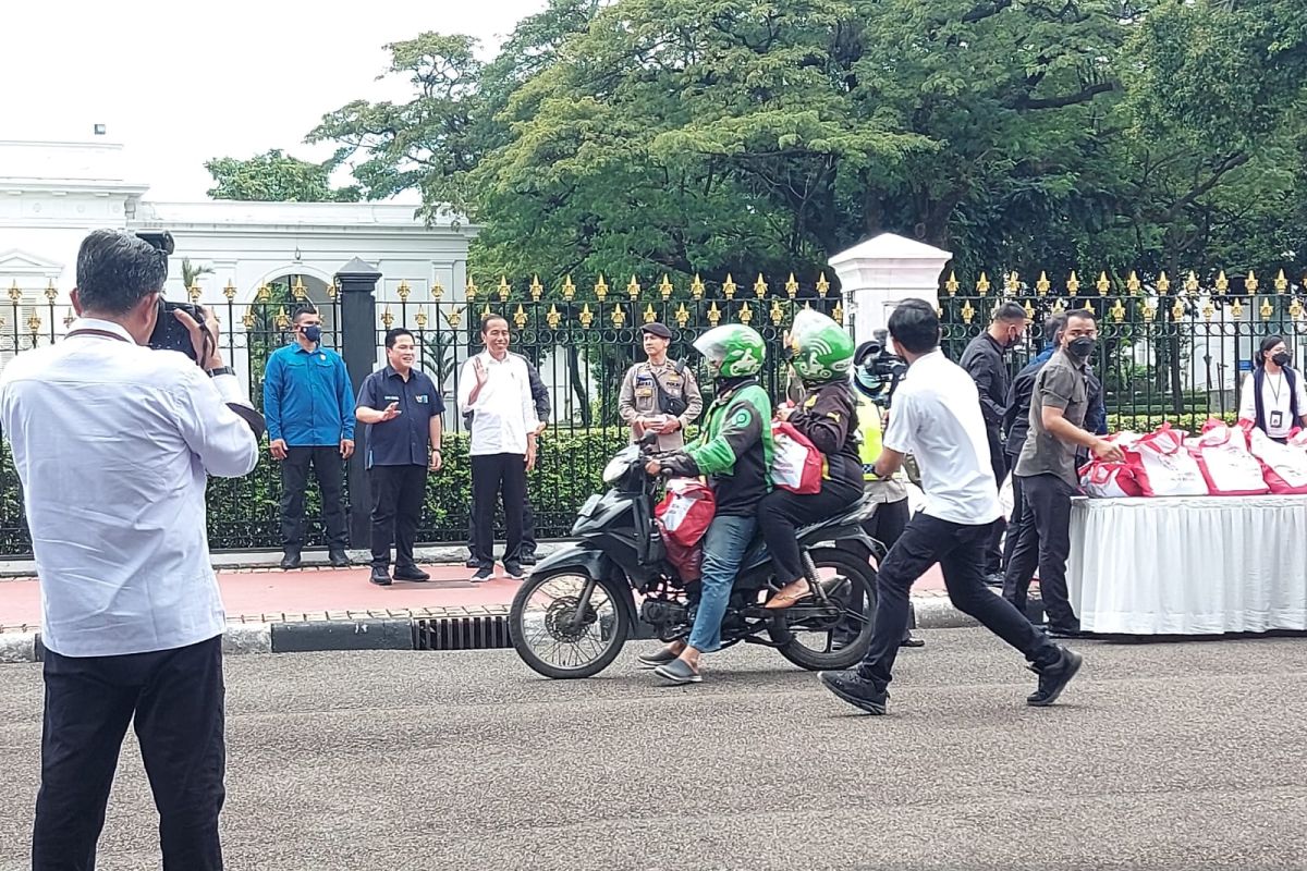 Presiden Jokowi membagikan paket sembako kepada ribuan pengemudi ojek daring