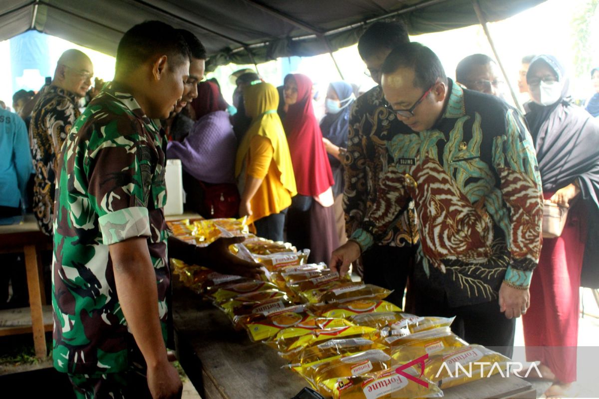 Sujiwo pasok 500 liter Migor pada pasar murah Lanud Supadio