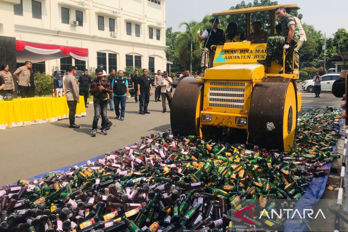 Polres Bekasi musnahkan ribuan botol miras