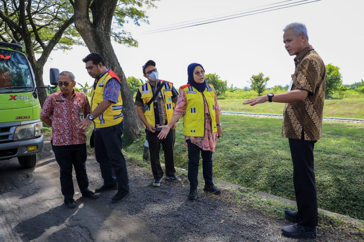 Ganjar cek perbaikan jalur Pantura Jateng jelang arus mudik