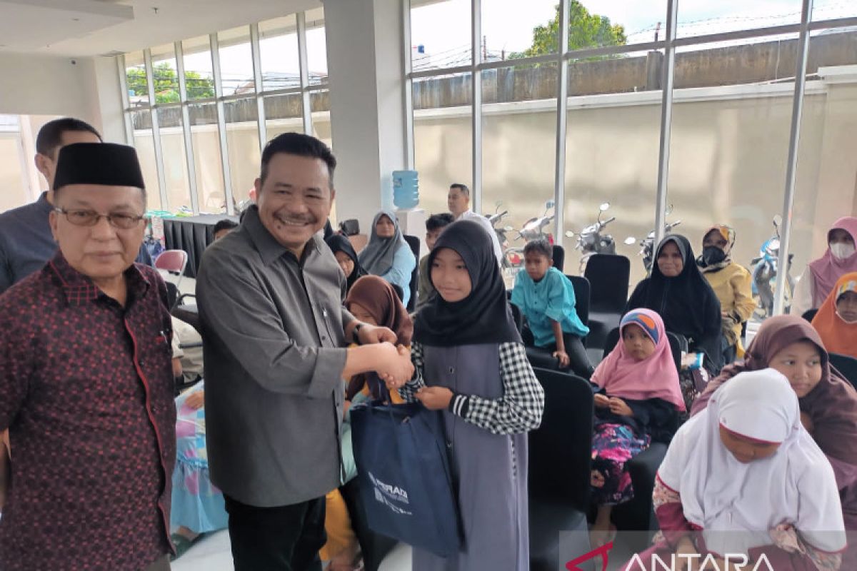 Peradi berikan santunan kepada yatim piatu dan kaum duafa