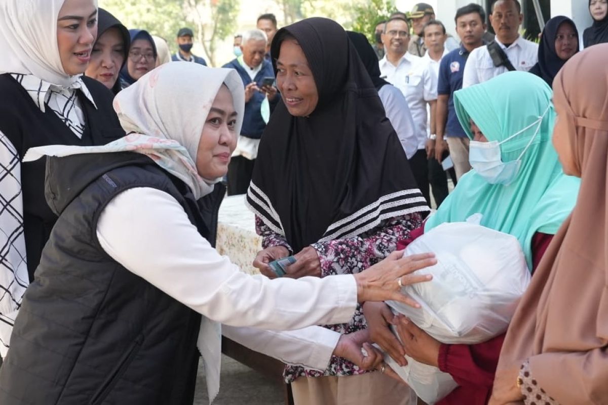 West Java sells subsidized staples to 125,000 poor families