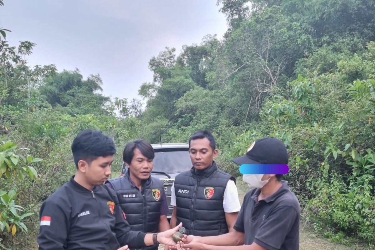 Warga serahkan dua granat sisa konflik ke polisi