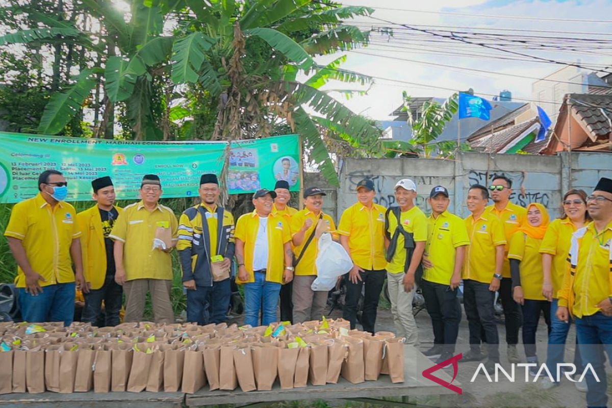 Partai Golkar Serpong Utara Bagikan Ribuan Takjil Kepada Masyarakat