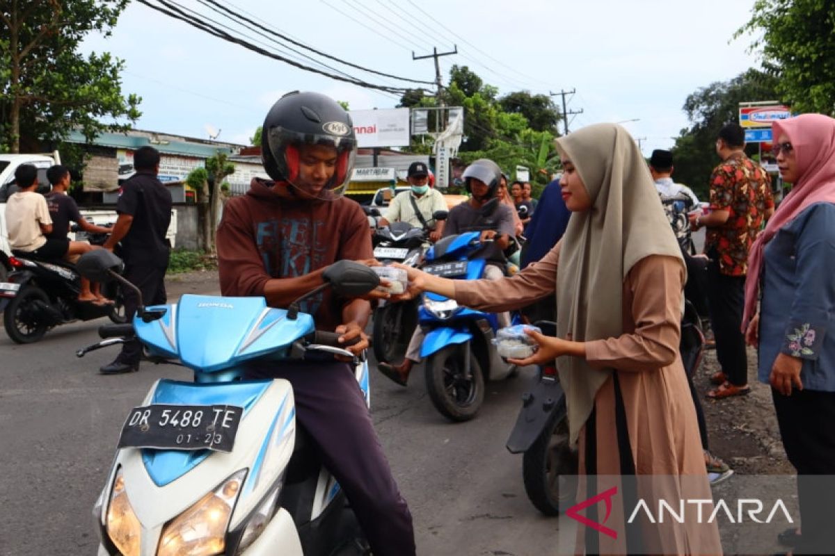 RS Mandalika NTB bagikan ratusan takjil gratis