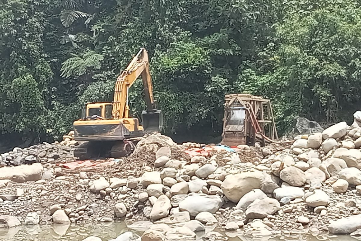 Tambang Emas Ilegal gunakan ekskavator di Tombang Sinuruik Talamau terus berlangsung