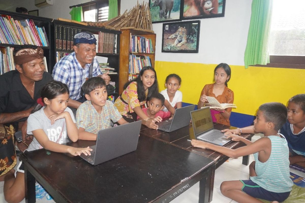 Relawan PLN bagikan peralatan sekolah bantu pendidikan yatim piatu