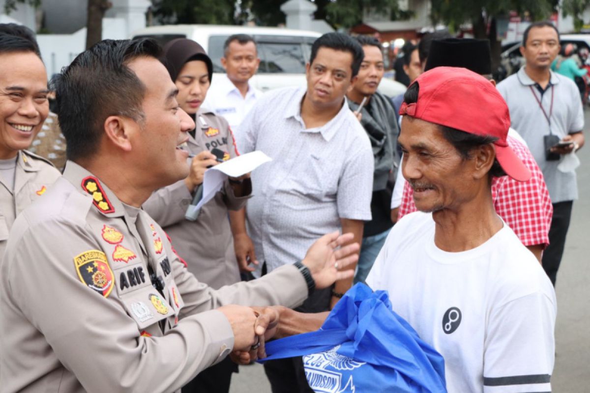 Polisi di Cirebon bagikan sembako untuk tukang ojek dan becak