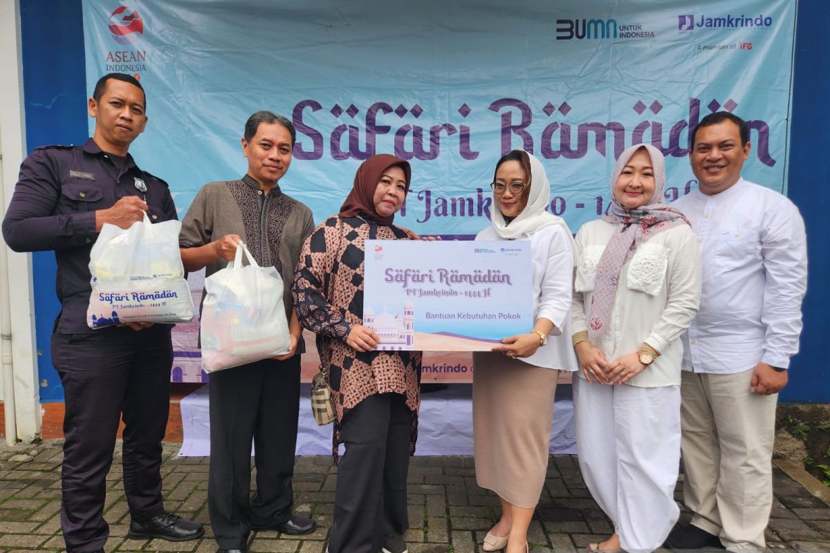 Jamkrindo Sukabumi bagikan paket sembako ke warga saat Safari Ramadhan