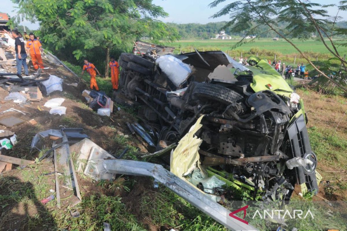 Enam Orang Tewas Dalam Kecelakaan Beruntun Di Tol Semarang-Solo ...