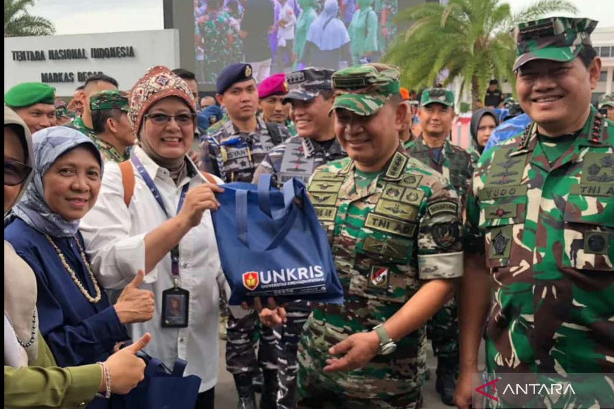 Unkris buka berbagai stan dalam bazar di Mabes TNI