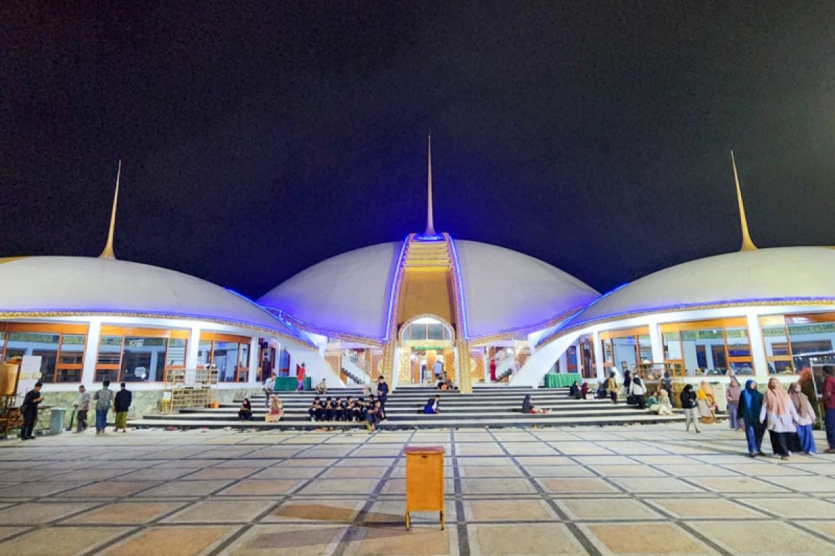 Keunikan arsitektur Masjid Al Baitul Amien mirip Gedung MPR DPR