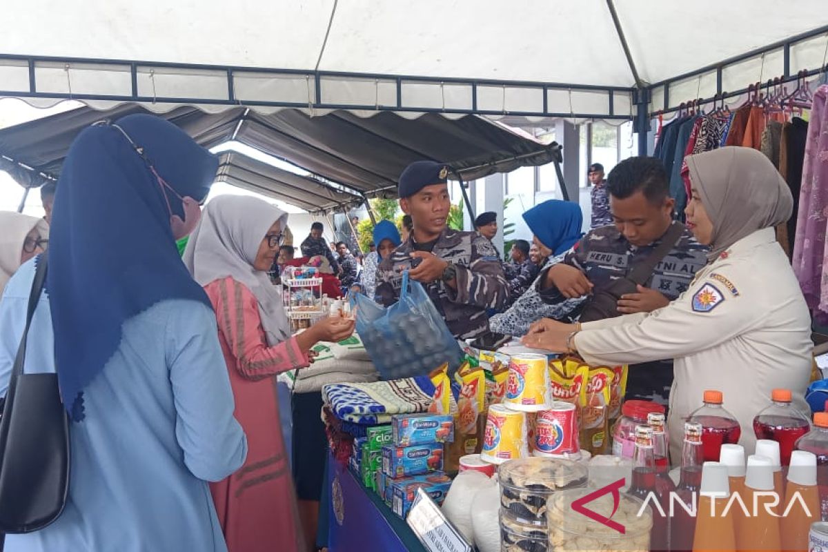 TNI AL gandeng UMKM gelar bazar sembako murah di Sabang jelang lebaran