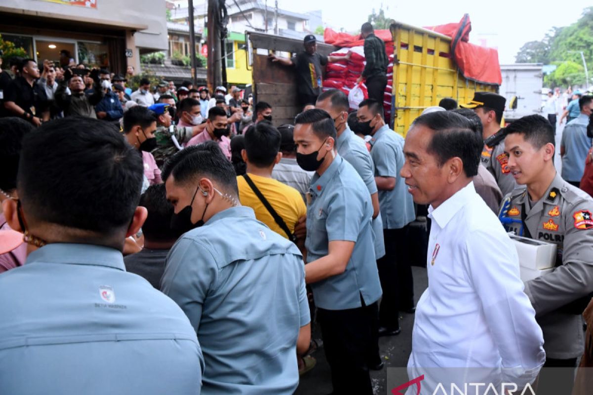 Presiden Jokowi berbagi sembako hingga parsel untuk warga Bogor