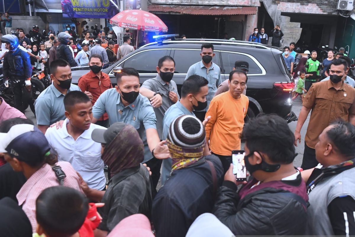 Warga Bogor antusias dapatkan sembako dari Presiden Jokowi