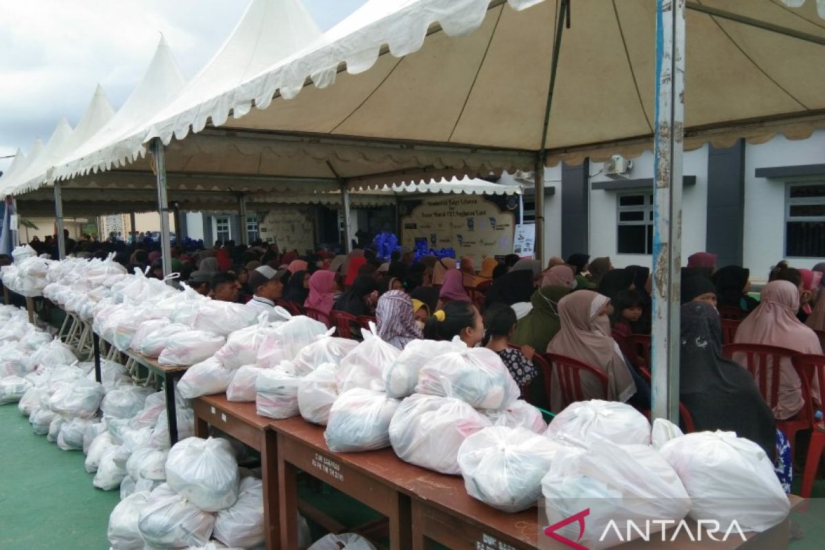 TNI AL salurkan 700 paket sembako kepada warga pesisir di Kendari