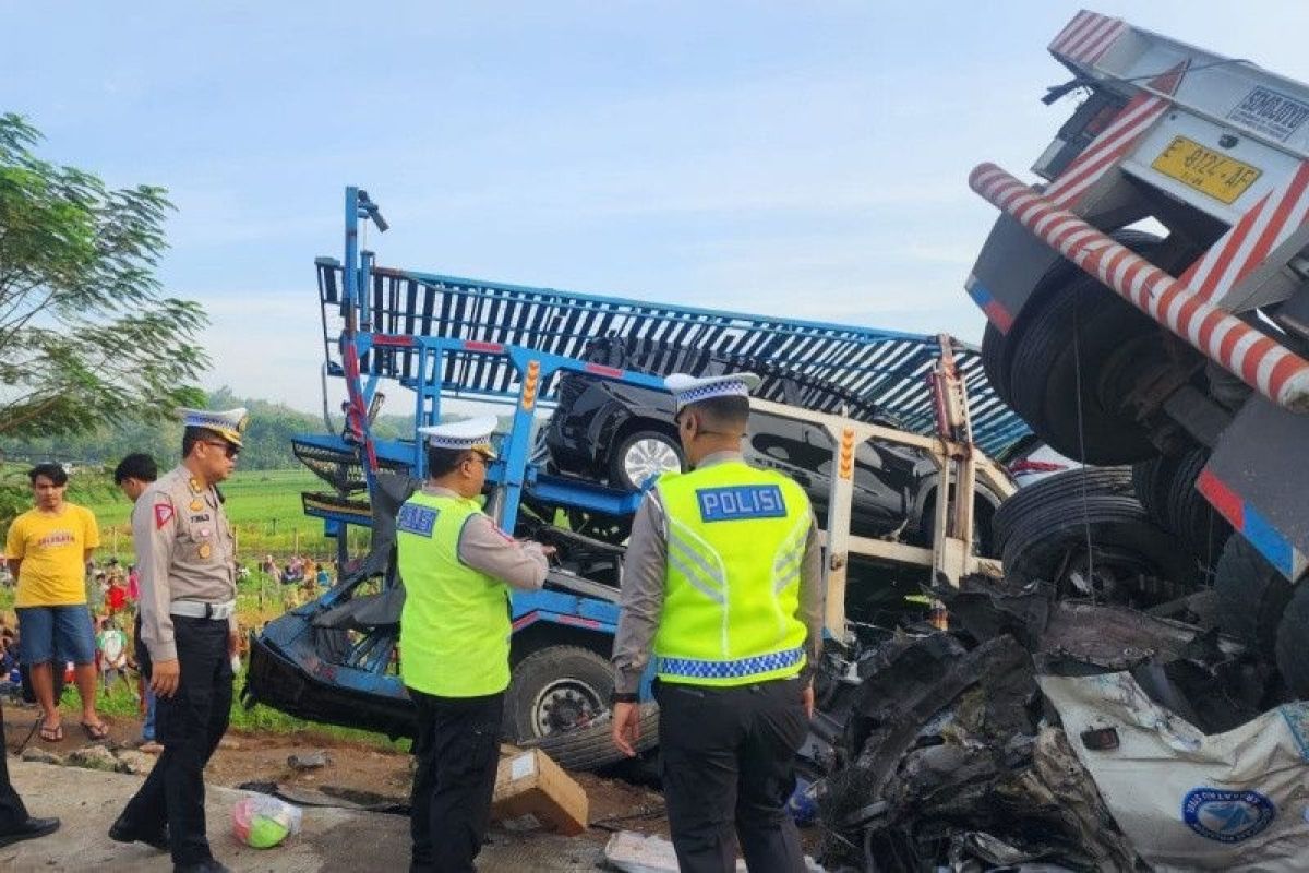 Kecelakaan beruntun libatkan delapan kendaraan, enam orang tewas