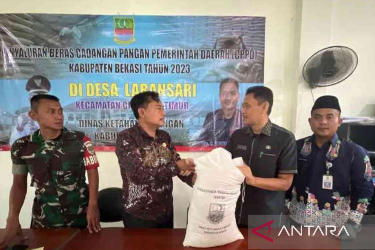 Pemkab Bekasi salurkan bantuan beras di wilayah rawan pangan jaga ketahanan pangan