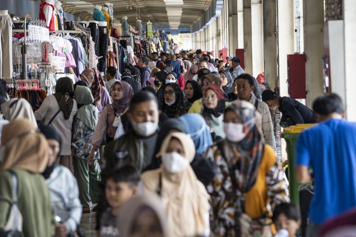 Masyarakat Indonesia pertahankan tradisi beli baju baru untuk lebaran