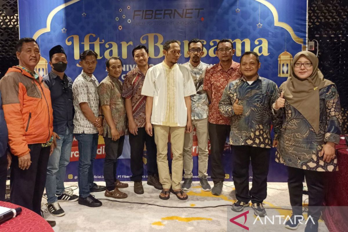 Fibernet Surabaya rayakan HUT ke-3 dengan pelanggan dan yatim piatu