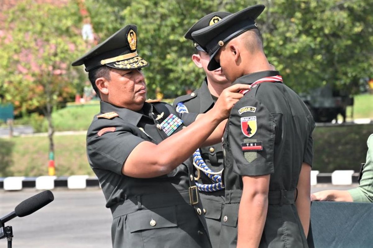 Pangdam V/Brawijaya lantik 268 siswa Dikmata, salah satunya anak kuli bangunan