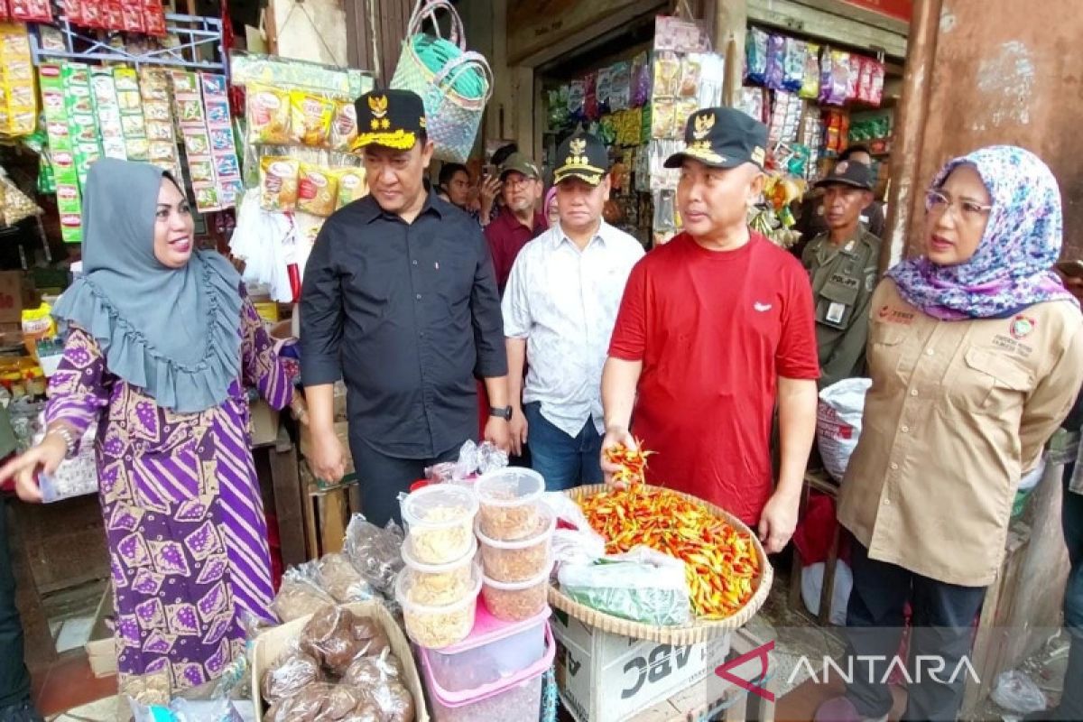 Sambangi pasar di Sampit, gubernur sebut kenaikan harga masih terkendali
