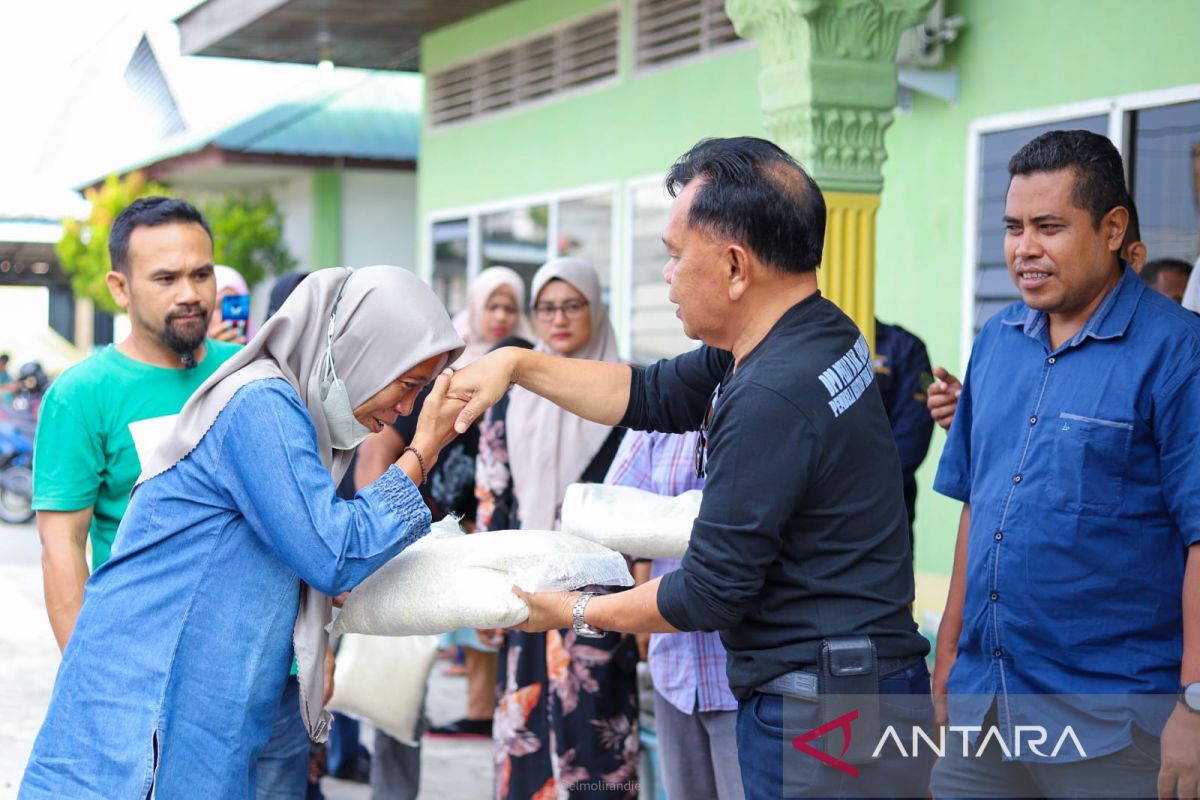 Jelang Idul Fitri, 385 petugas kebersihan Meranti terima bantuan beras