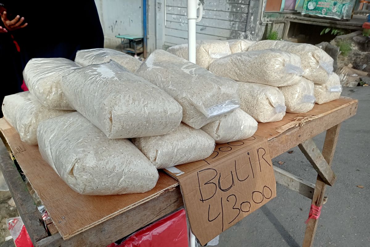Penjual beras zakat mulai bermunculan di Ambon menjelang Lebaran 2023