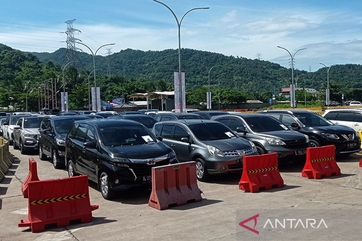 Dermaga Eksekutif Pelabuhan Merak Banten ramai antrean kendaraan