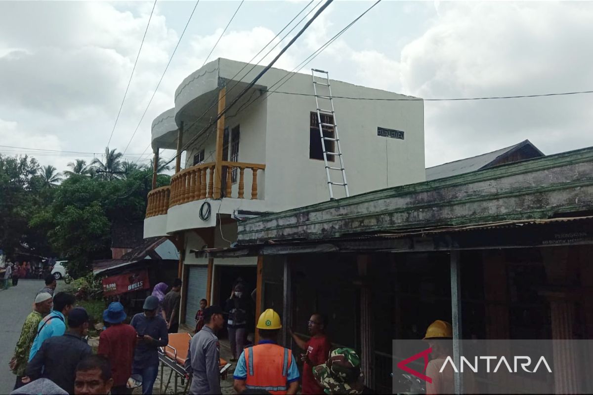 Dua pekerja bangunan di HST tersengat listrik, satu orang meninggal