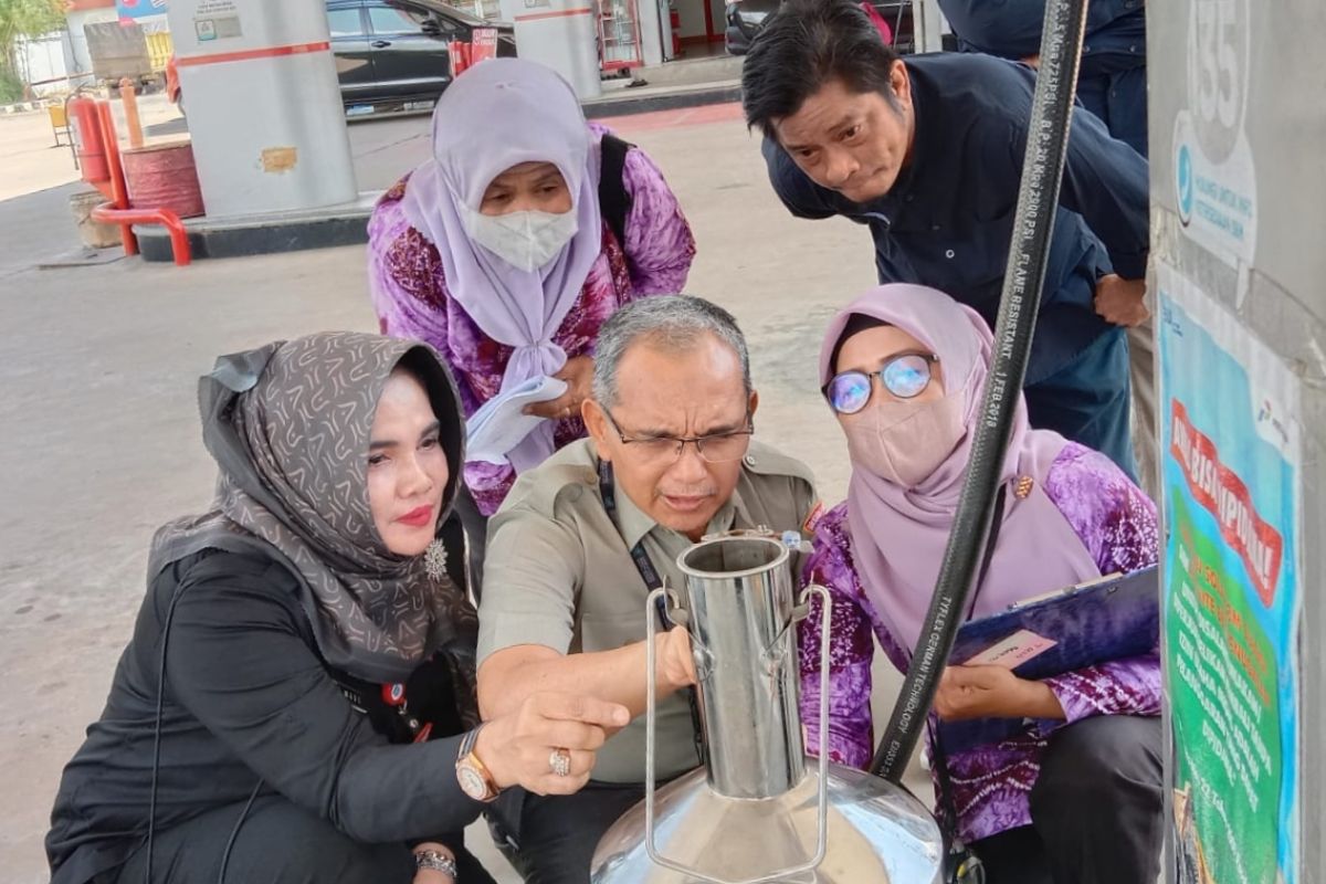 ARUS MUDIK - Pemkab Banjar cek akurasi alat ukur BBM di SPBU jelang Idul Fitri