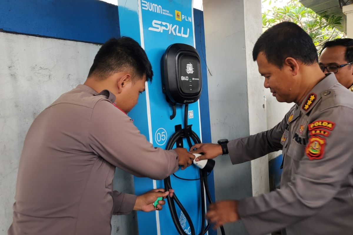 PLN pasang SPKLU di Polda Bali perkuat ekosistem kendaraan listrik