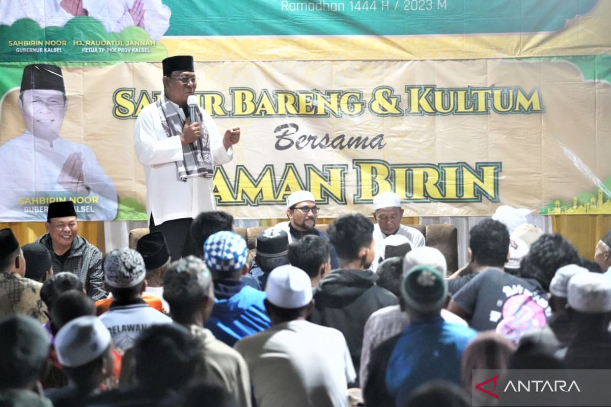 Paman Birin sahur bersama warga Desa Mandi Kapau Barat