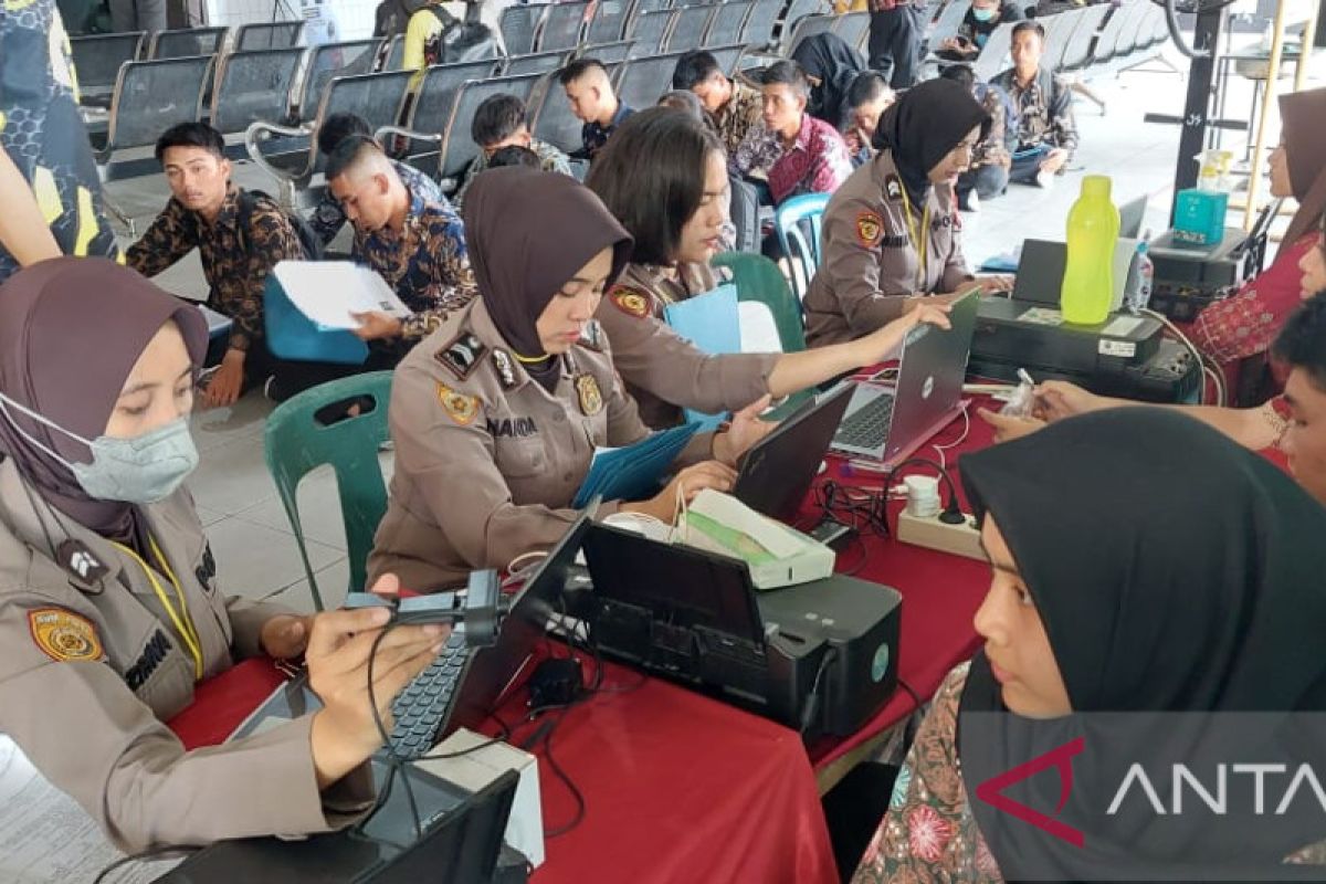 Penerimaan calon anggota Polri di Polrestabes Medan membludak