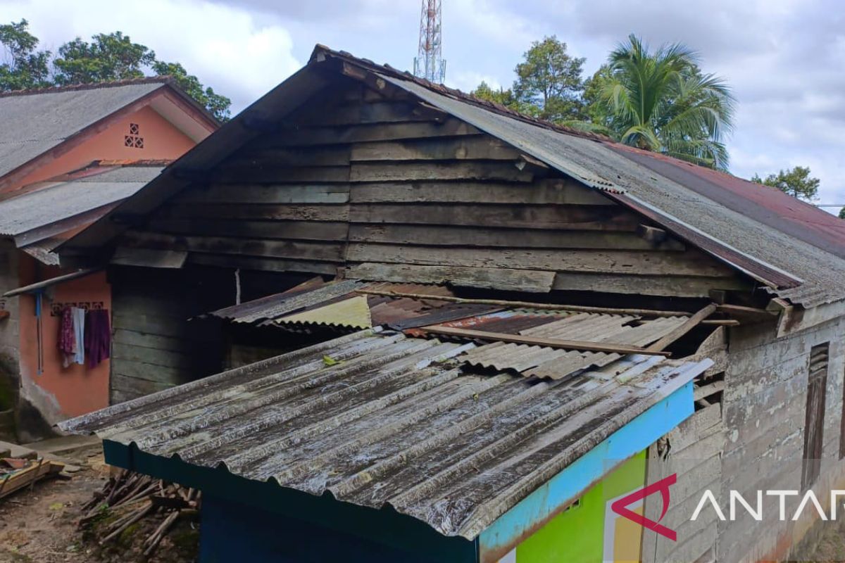 Puluhan rumah di Bangka rusak akibat angin kencang