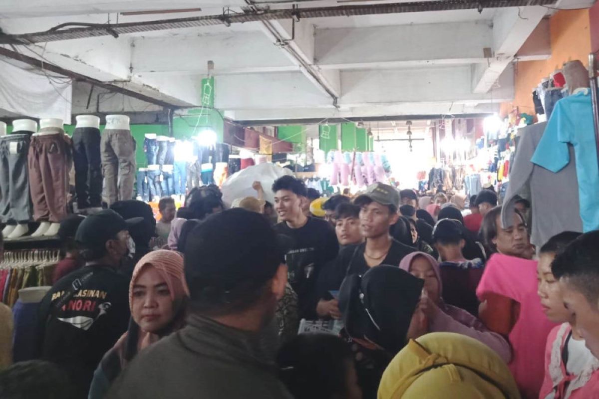 Pasar Tanah Abang penuh sesak pembeli gamis wanita pada H-7 Lebaran