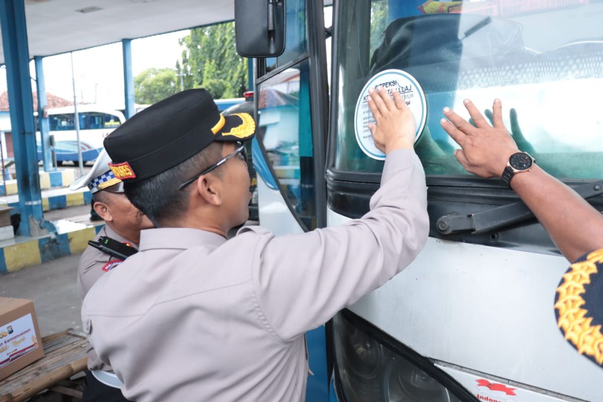 Satlantas Polres Situbondo cek dan uji kelaikan bus angkutan Lebaran