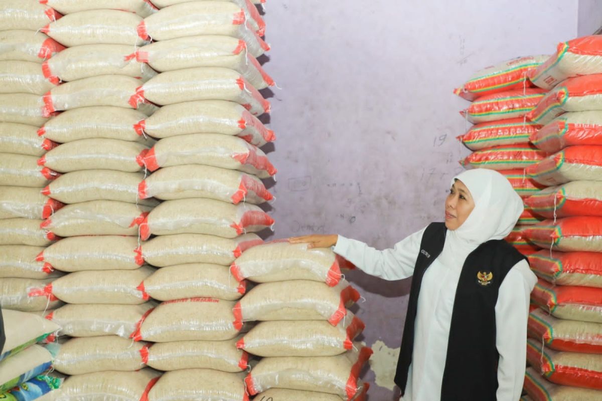 Gubernur Jatim salurkan cadangan pangan 102.753 ton beras
