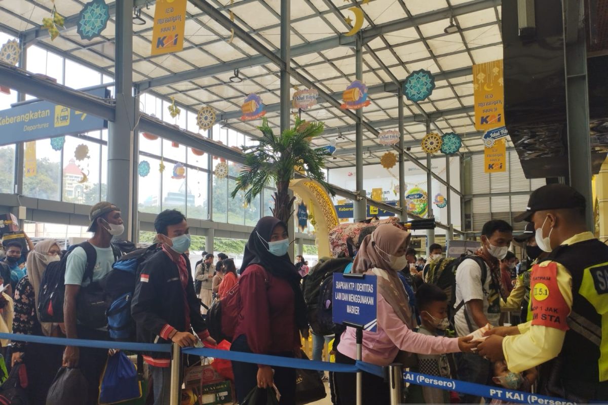 Stasiun Pasar Senen berangkatkan 23.600 pemudik pada H-6 Lebaran