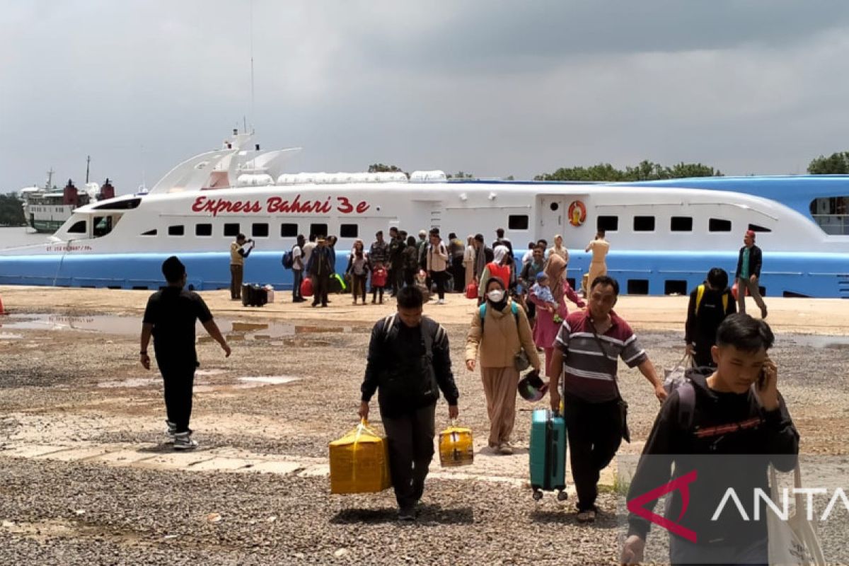 Arus Mudik - 4.294 warga keluar Bangka melalui Pelabuhan Pangkalbalam