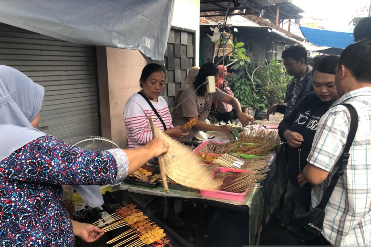 Pedagang sate susu di Bali dapat omzet hingga Rp10 juta selama Ramadhan